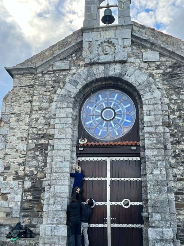 Son muchas las personas que tocan la campana a pesar de estar guardada la cuerda.