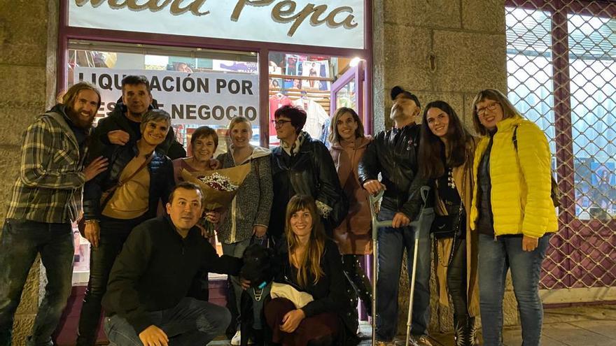 Emotivo homenaje de familiares y amigos que recibió el lunes Ana en la puerta de su tienda