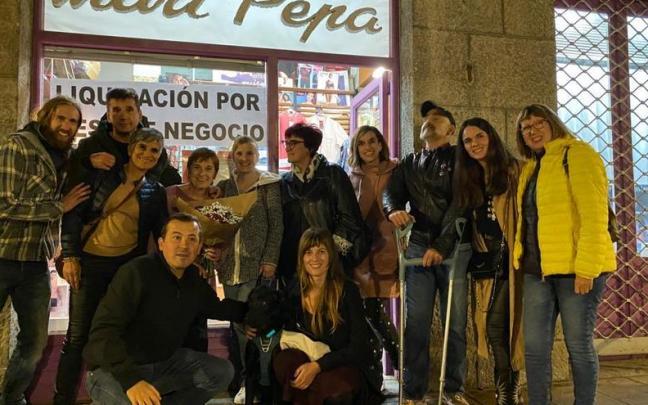 Emotivo homenaje de familiares y amigos que recibi&oacute; el lunes Ana en la puerta de su tienda