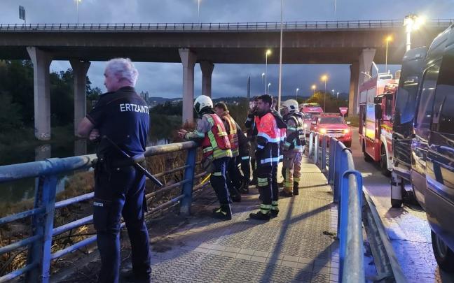 Dispositivo de búsqueda con dotaciones de bomberos y del grupo de buceo de la UVR de la Ertzaintza Dispositivo de búsqueda con dotaciones de bomberos y del grupo de buceo de la UVR de la Ertzaintza