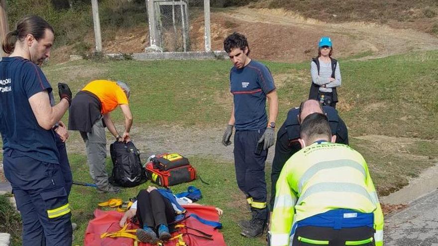 Bomberos y servicios sanitarios ayudan a la mujer