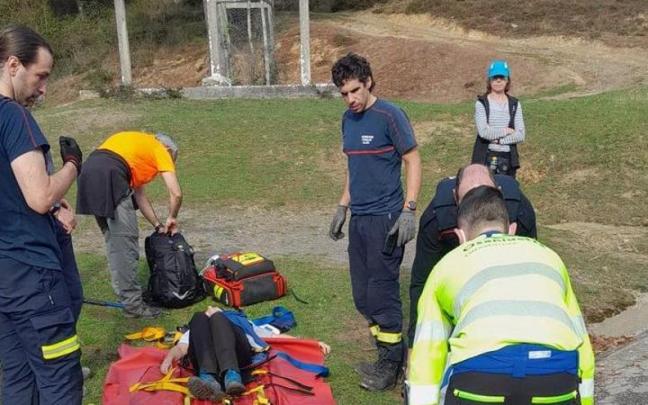 Bomberos y servicios sanitarios ayudan a la mujer