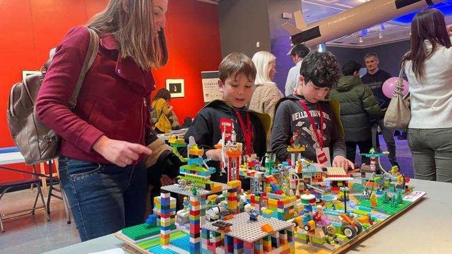 Dos niños en la ceremonia de clausura del torneo First Lego League.