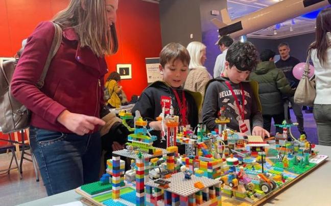 Dos ni&ntilde;os en la ceremonia de clausura del torneo First Lego League.