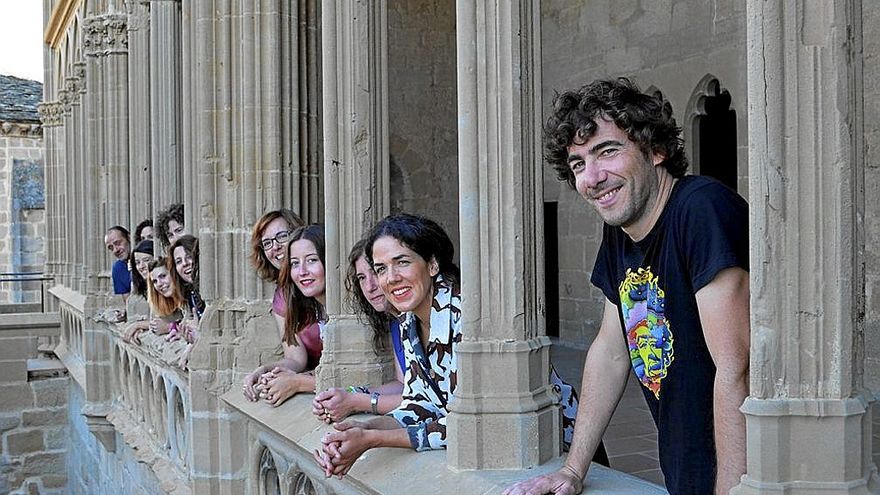 El equipo de la empresa cultural ‘Guiarte’ en el Palacio Real de Olite. | FOTO: D.N.