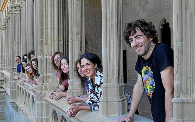 El equipo de la empresa cultural ‘Guiarte’ en el Palacio Real de Olite. | FOTO: D.N. El equipo de la empresa cultural ‘Guiarte’ en el Palacio Real de Olite. | FOTO: D.N.