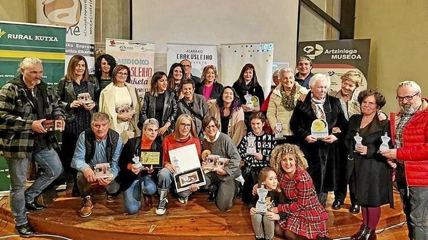 Foto de familia de todos los ganadores posando con sus trofeos en el Museo Etnográfico de Artziniega.