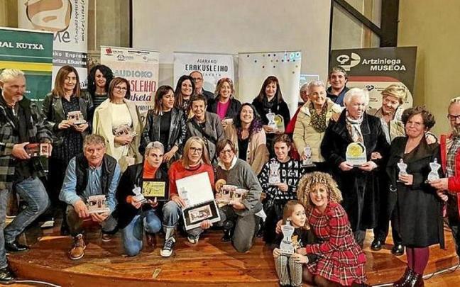 Foto de familia de todos los ganadores posando con sus trofeos en el Museo Etnogr&aacute;fico de Artziniega.