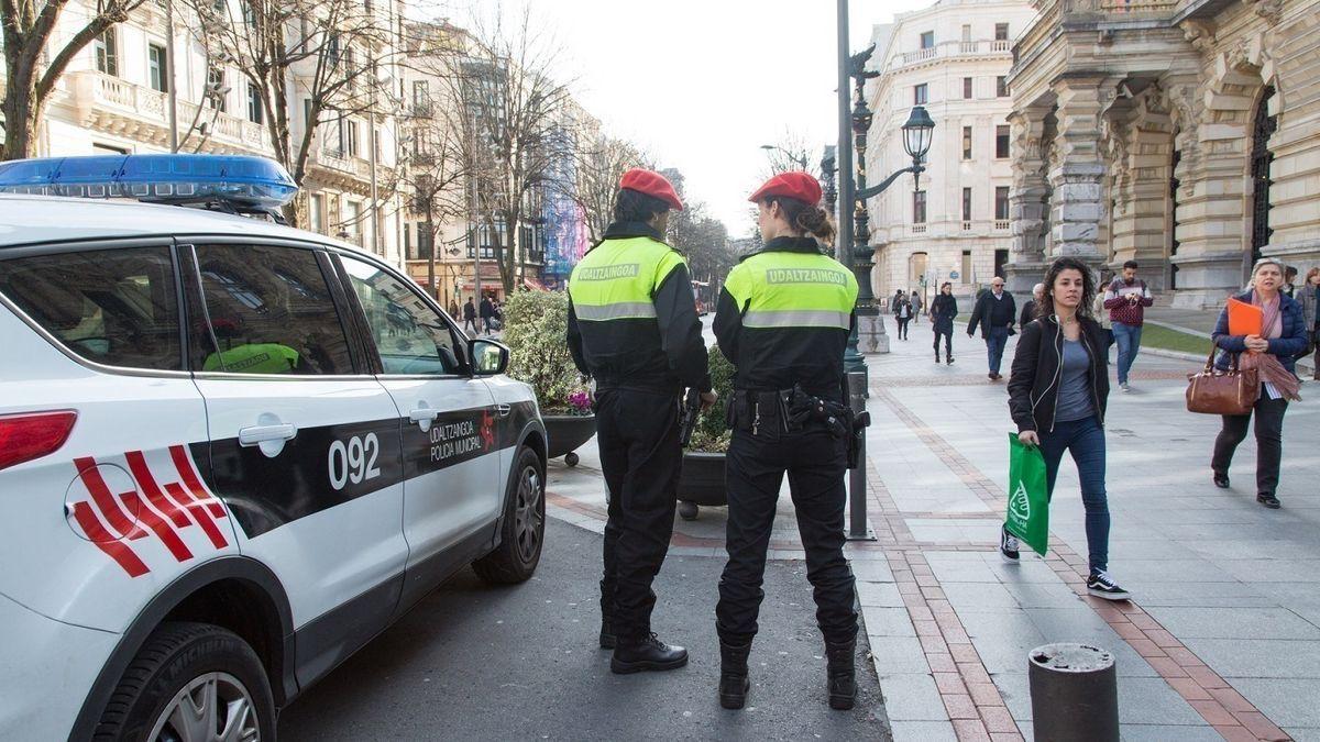 Policías municipales patrullando por Bilbao.