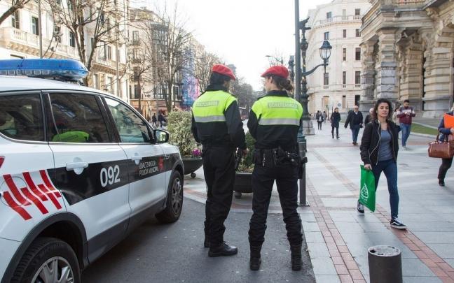 Policías municipales patrullando por Bilbao. Policías municipales patrullando por Bilbao.