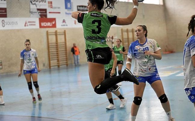 La jugadora del Gurpea Beti Onak Ainhoa García, lanzando a portería en el partido de ayer frente al Aula Valladolid.