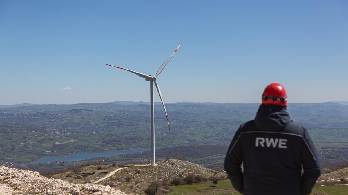 Operario de RWE en un parque eólico.