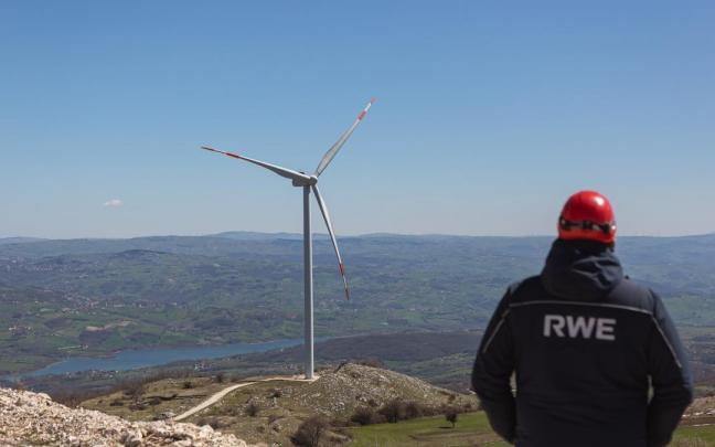 Operario de RWE en un parque eólico.