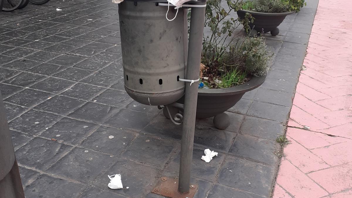 Una papelera llena de mascarillas en Txagorritxu