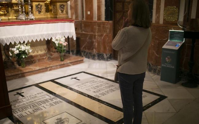 Una mujer, ante la tumba de Gonzalo Queipo de Llano y Sierra en la basílica de la Macarena.