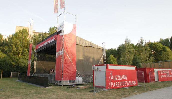 Escenario y txoznas del denominado Jai Gune, zona festiva que organiza el colectivo Gora Iruñea! en San Fermín de 2015