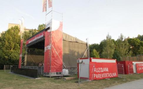 Escenario y txoznas del denominado Jai Gune, zona festiva que organiza el colectivo Gora Iruñea! en San Fermín de 2015
