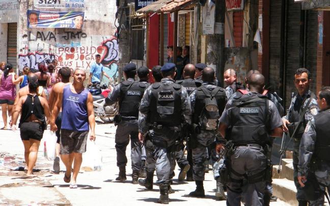 Policías en las favelas de Río de Janeiro. Policías en las favelas de Río de Janeiro.