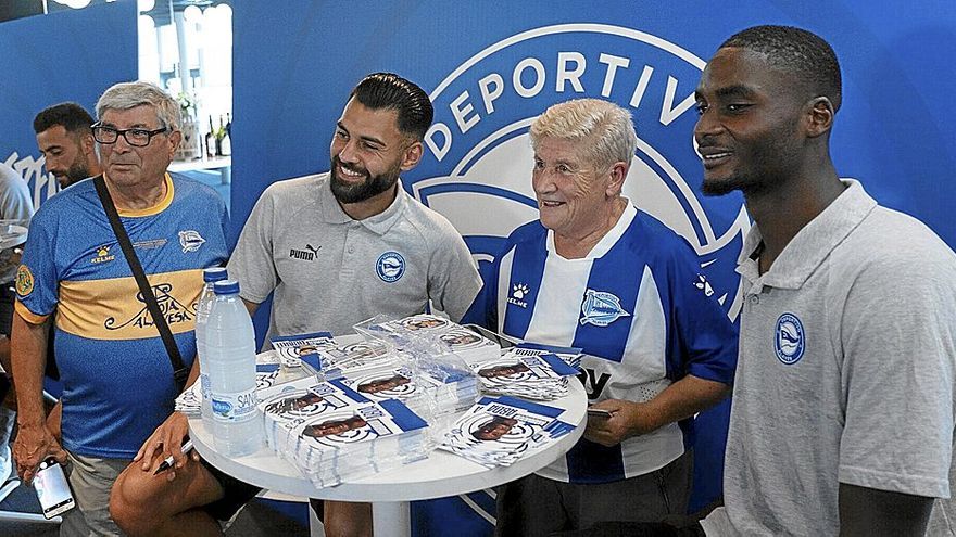 Dos aficionados acompañan a Duarte y a Abdallahi durante la firma de autógrafos que tuvo lugar la semana pasada en el Bakh. | FOTO: ALEX LARRETXI