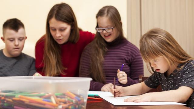 Varios ni&ntilde;os con s&iacute;ndrome de Down participan en un taller de dibujo.