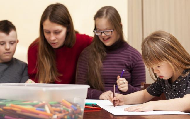 Varios niños con síndrome de Down participan en un taller de dibujo. Varios niños con síndrome de Down participan en un taller de dibujo.