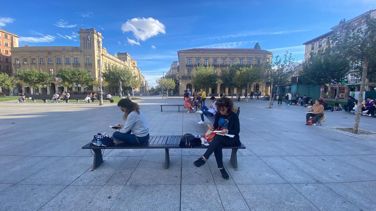Mañana soleada en la Plaza del Castillo, última parada del maratón de dibujo.