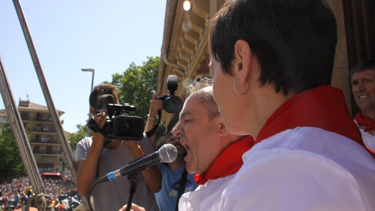 Miembros de la asociaci&oacute;n de comerciantes se dirigen a sus vecinos antes de lanzar el cohete de fiestas en honor a la Virgen del Puy y San Andr&eacute;s en 2019