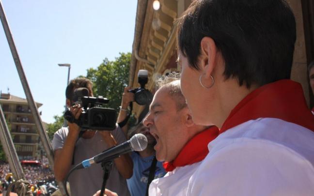 Miembros de la asociaci&oacute;n de comerciantes se dirigen a sus vecinos antes de lanzar el cohete de fiestas en honor a la Virgen del Puy y San Andr&eacute;s en 2019