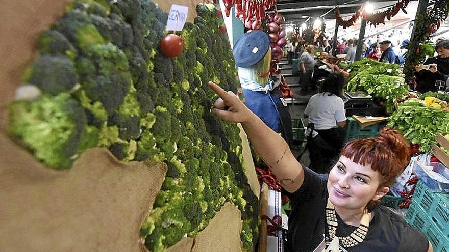 Una reproducción de Euskadi Vegetal con Gernika en tomate cherry.