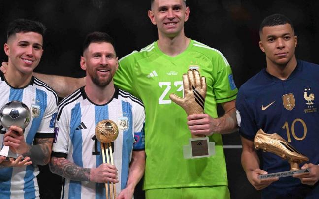 Enzo Fernández, mejor joven; Messi, mejor jugador; ‘Dibu’, mejor portero, y Mbappé, mayor goleador. Enzo Fernández, mejor joven; Messi, mejor jugador; ‘Dibu’, mejor portero, y Mbappé, mayor goleador.