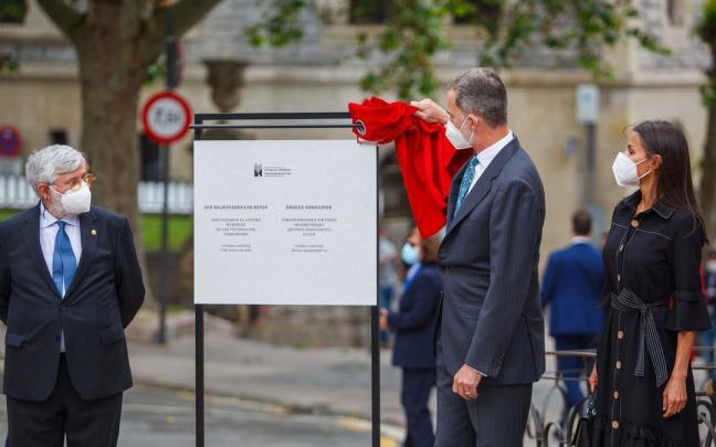 Inauguración del Centro Memorial de Víctimas del Terrorismo de Gasteiz, con su director, Florencio Domínguez, y los reyes. Inauguración del Centro Memorial de Víctimas del Terrorismo de Gasteiz, con su director, Florencio Domínguez, y los reyes.
