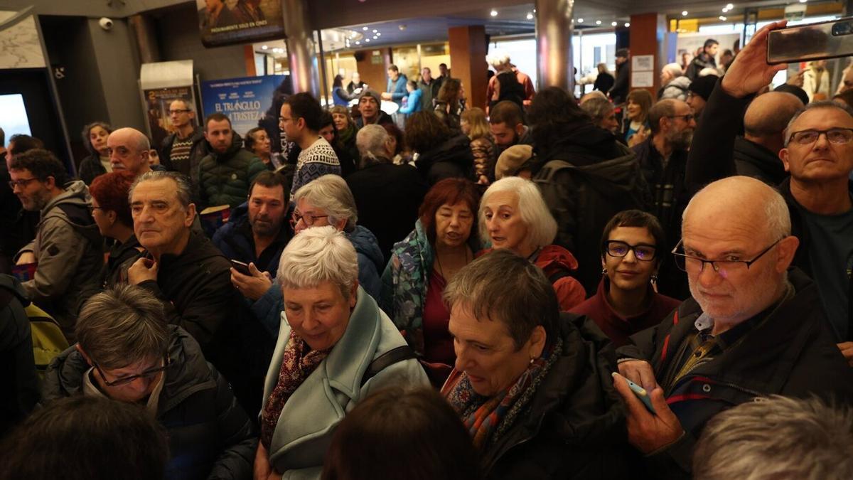 Numeroso público ha acudido a la cita con 'Irati' en Golem Baiona.