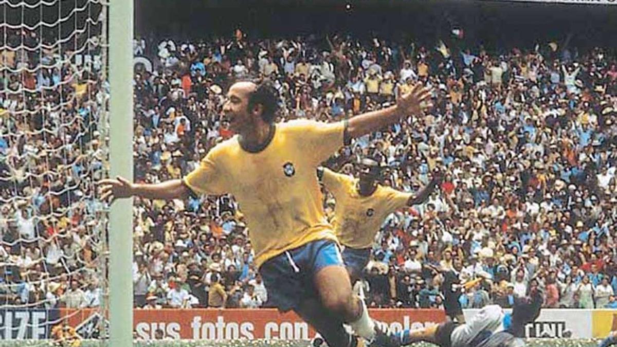 Tostao celebra uno de los goles que coronaron a Brasil.