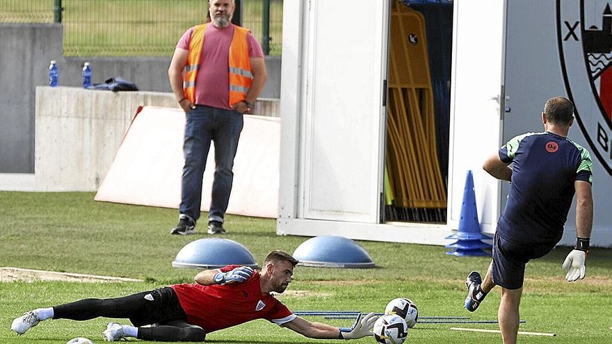 Unai Simón, que no ha jugado ningún minuto en lo que va de verano, en un entrenamiento en Lezama junto a Iru. | FOTO: JUAN LAZKANO