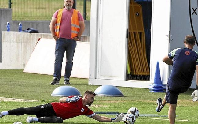 Unai Sim&oacute;n, que no ha jugado ning&uacute;n minuto en lo que va de verano, en un entrenamiento en Lezama junto a Iru. | FOTO: JUAN LAZKANO