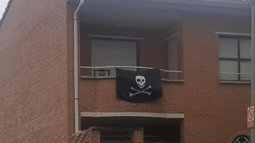 Bandera pirata que colgaron los inquilinos okupas y retiraron antes de la concentración vecinal.