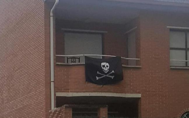 Bandera pirata que colgaron los inquilinos okupas y retiraron antes de la concentración vecinal. Bandera pirata que colgaron los inquilinos okupas y retiraron antes de la concentración vecinal.