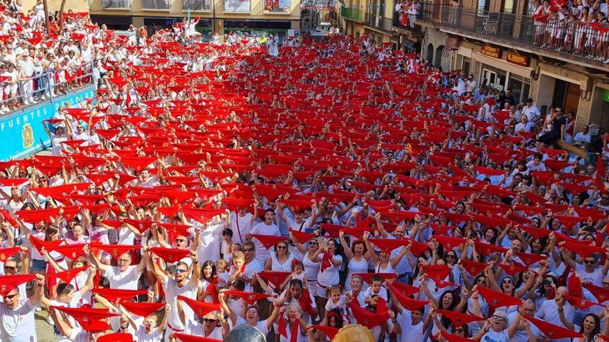 Aspecto de la plaza en Cascante en el momento del lanzamiento del cohete