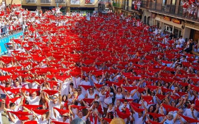 Aspecto de la plaza en Cascante en el momento del lanzamiento del cohete Aspecto de la plaza en Cascante en el momento del lanzamiento del cohete