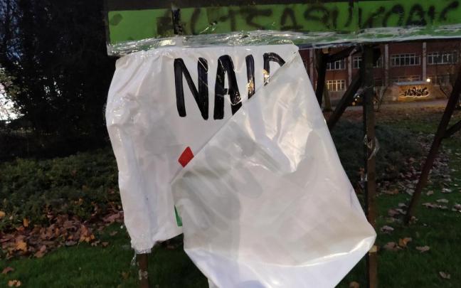 Los trabajadores retiran una de las pancartas