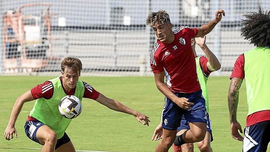 Pablo Ibáñez e Iker Benito disputan un balón en el entrenamiento de ayer en Tajonar.