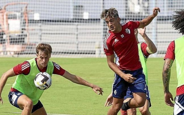 Pablo Ibáñez e Iker Benito disputan un balón en el entrenamiento de ayer en Tajonar.
