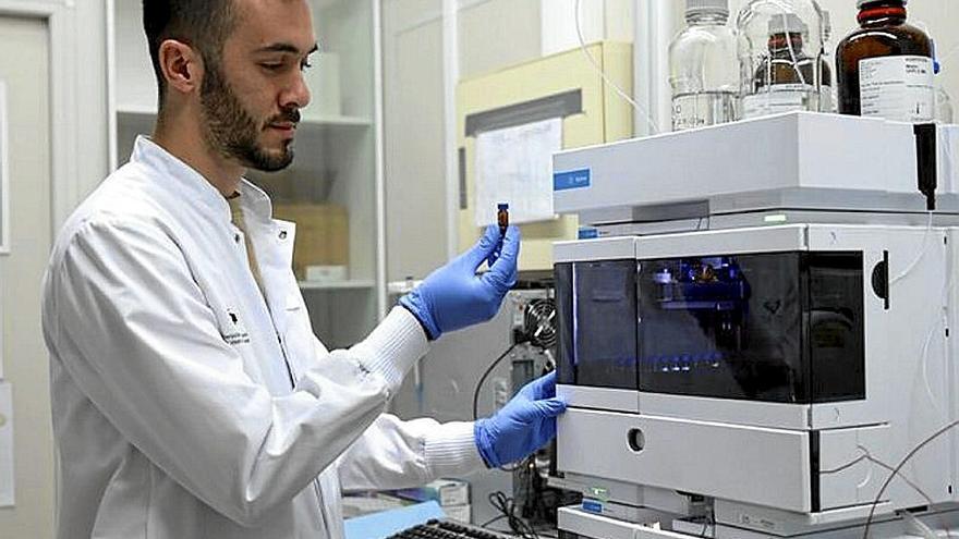 Lerro hauekin batera agertzen den irudian, UPV/EHUko ikertzaile bat ageri da. | ARGAZKIA: UTZITA