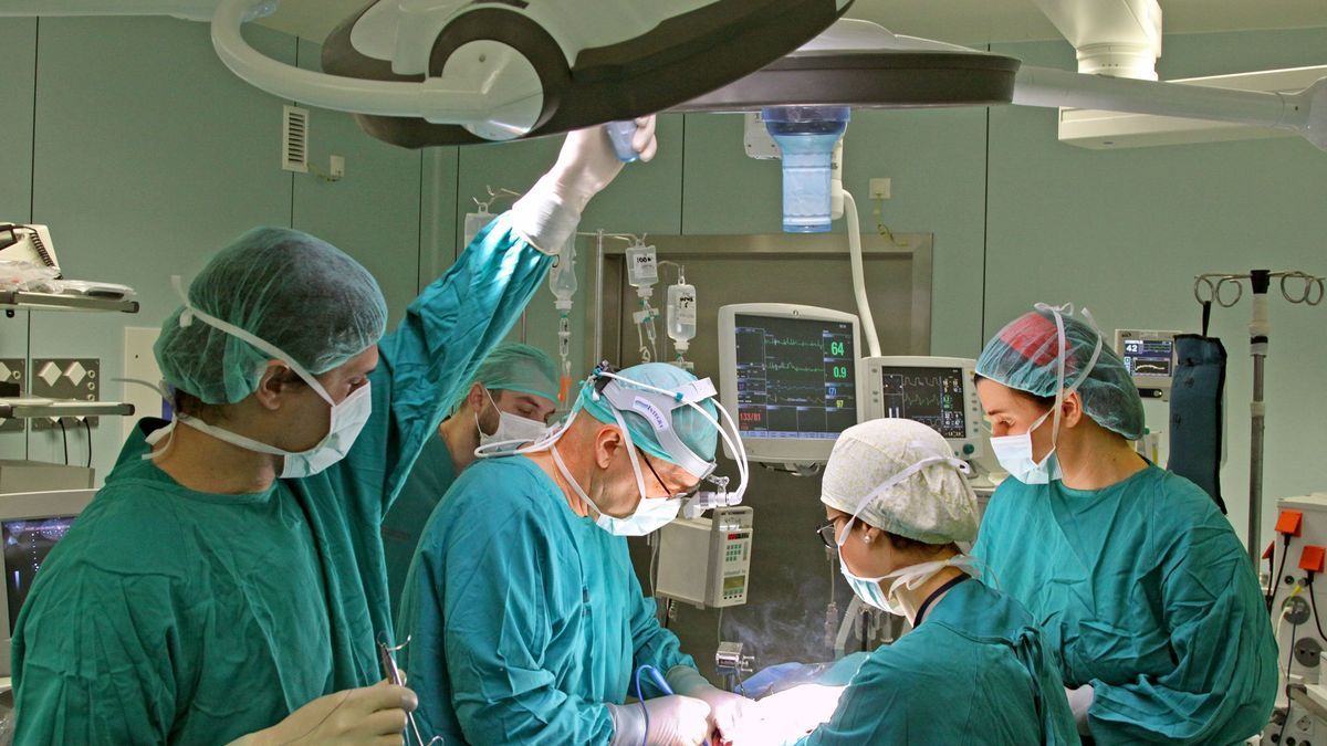 Un paciente se somete a un trasplante de corazón.