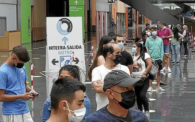 La primera convocatoria de vacunaci&oacute;n juvenil tuvo mucho &eacute;xito, pero el seguimiento se ha rebajado con la tercera dosis. | FOTO: OSKAR M. BERNAL