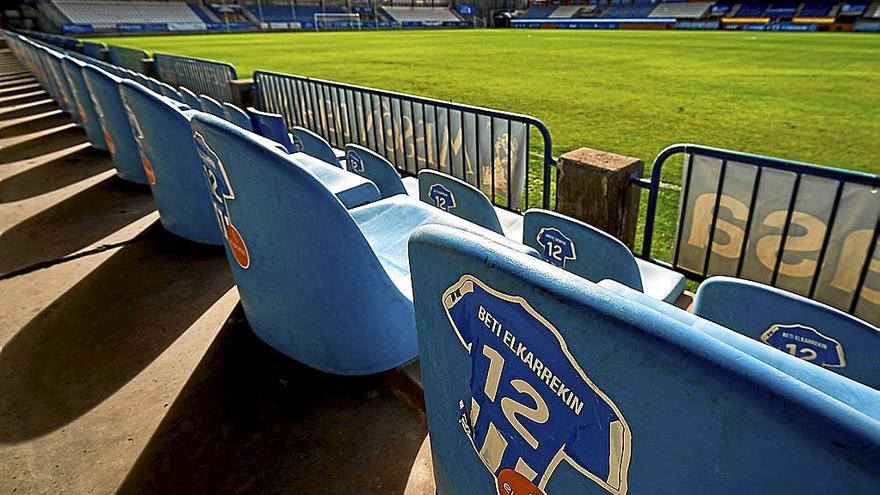 Los asientos procedentes del campo donostiarra tienen en su respaldo una pegatina de una camiseta de la Real con la leyenda “Beti elkarrekin”. | FOTOS: EFE