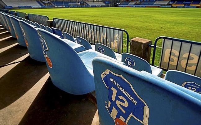 Los asientos procedentes del campo donostiarra tienen en su respaldo una pegatina de una camiseta de la Real con la leyenda “Beti elkarrekin”. | FOTOS: EFE