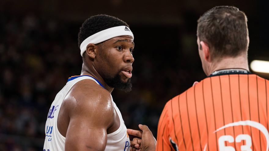 Yabusele se encara contra el árbitro Pérez Pizarro