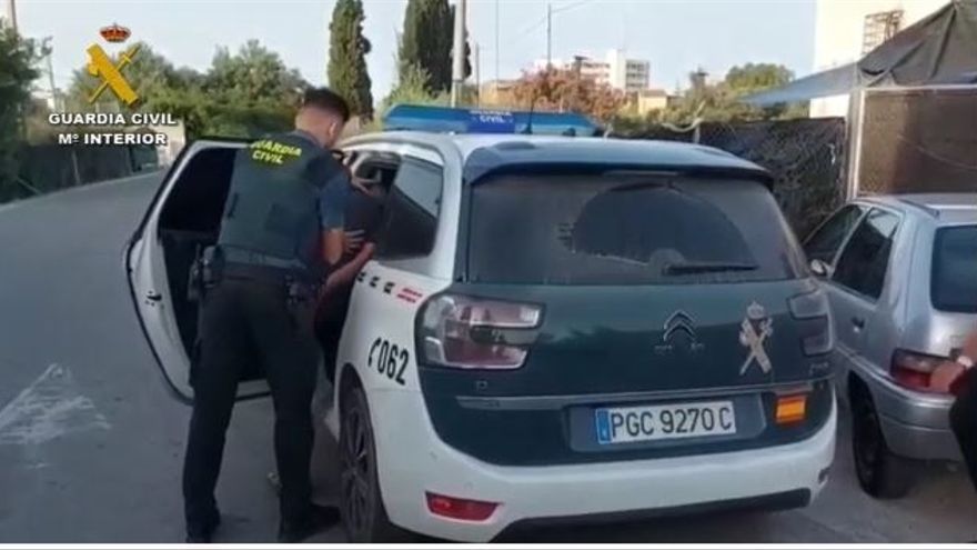 Momento de la detención por parte de agentes policiales de la Guardia Civil.