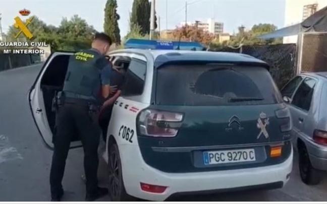 Momento de la detención por parte de agentes policiales de la Guardia Civil. Momento de la detención por parte de agentes policiales de la Guardia Civil.